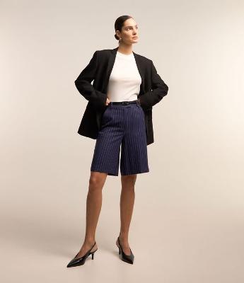 Bermuda Alongada Alfaiatada em Viscose com Estampa Listras