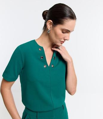 Blusa em Crepe com Decote V e Detalhe de Ilhoses