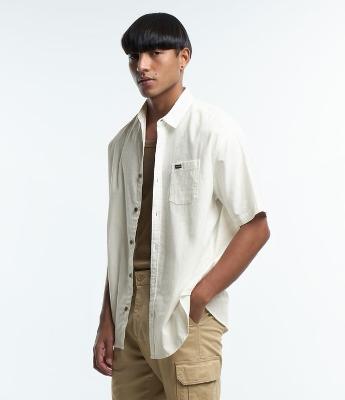 Camisa Relaxed em Cânhamo com Bolso