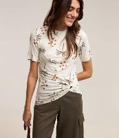 Blusa em Viscose com Estampa Floral e Detalhe Puxadinho na Barra - 1