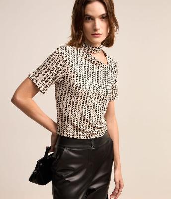 Blusa em Viscose com Gola Alta e Recorte Vazado