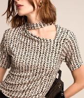 Blusa em Viscose com Gola Alta e Recorte Vazado - 3