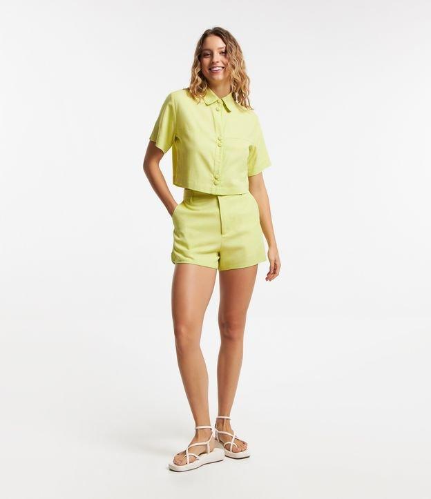 Short Curto em Viscose e Linho com Botão Forrado - 1