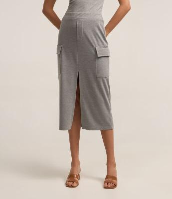 Saia Midi em Ponto Roma com Bolsos Cargo e Fenda Frontal