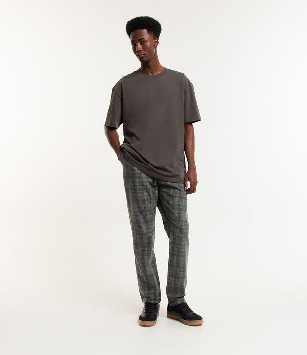 Calça Cargo em Sarja com Estampa Xadrez e Amarração na Cintura - 2