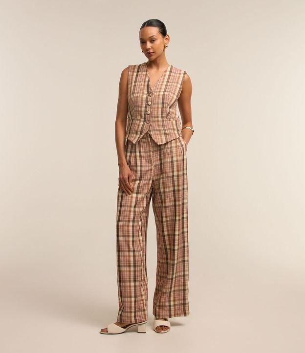 Calça Alfaiatada com Passantes no Cós e Estampa Xadrez - 2