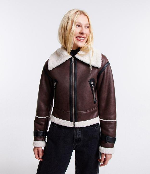 Jaqueta em Pu com Forro em Sherpa e Fivela nos Punhos - 1