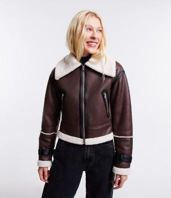 Jaqueta em Pu com Forro em Sherpa e Fivela nos Punhos