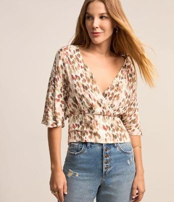 Blusa em Viscose com Decote Transpassado e Estampa Abstrata