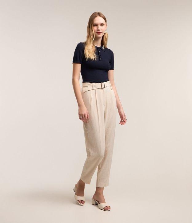 Calça Cenoura em Airflow com Cinto Fivela e Pregas - 1