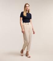 Calça Cenoura em Airflow com Cinto Fivela e Pregas - 1