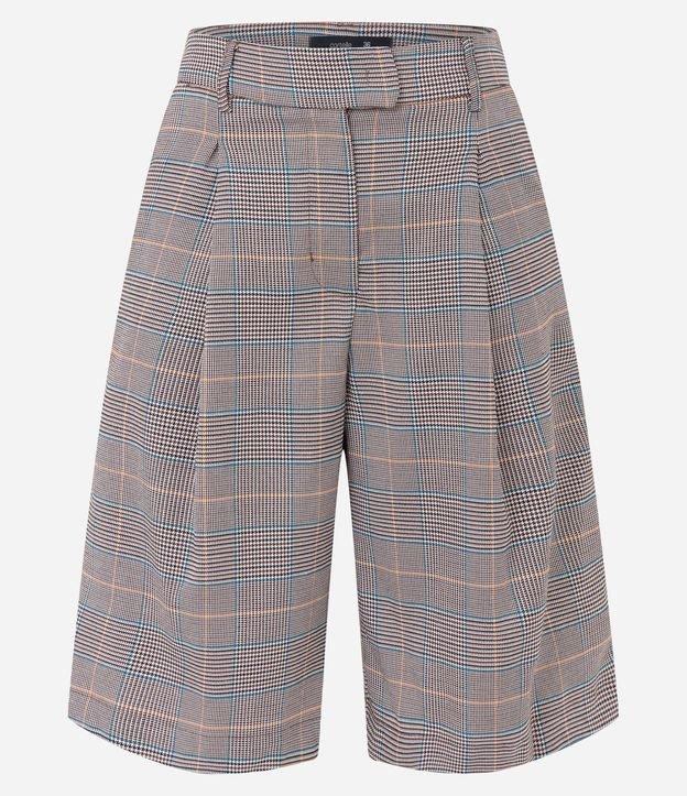 Bermuda Alongado Alfaiatada com Pregas e Estampa Xadrez - 1