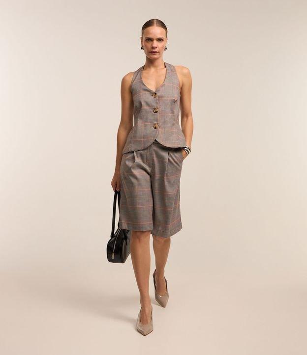 Bermuda Alongado Alfaiatada com Pregas e Estampa Xadrez - 2