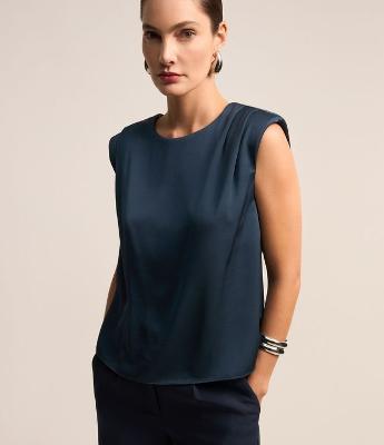 Blusa sem Manga em Tecido Acetinado com Detalhe de Pregas no Ombro