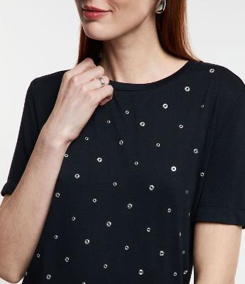 Blusa em Viscose com Aplicação de Ilhoses na Parte Frontal