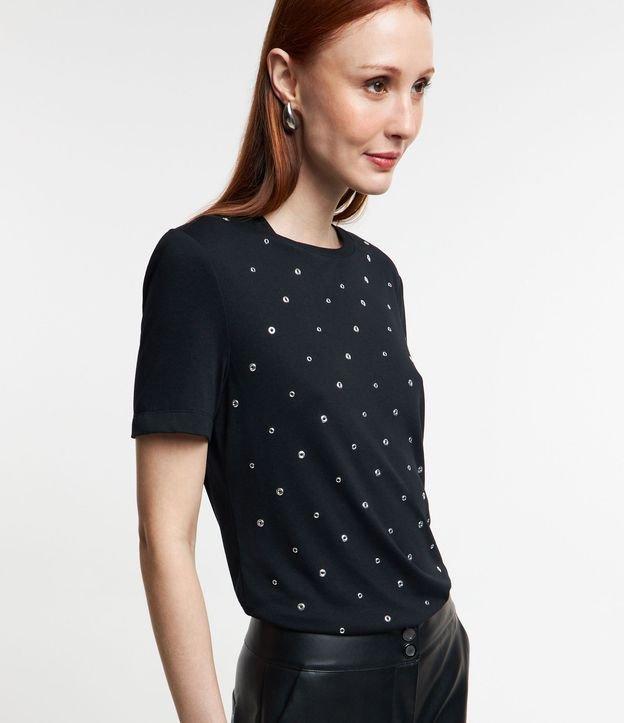 Blusa em Viscose com Aplicação de Ilhoses na Parte Frontal - 3