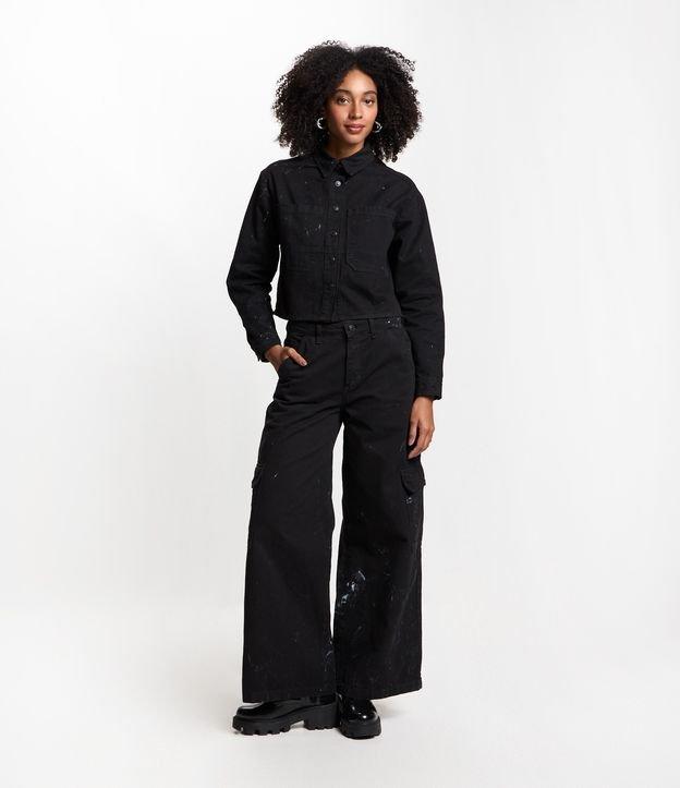 Calça Wide Leg em Sarja com Manchinhas e Bolsos Cargo - 1