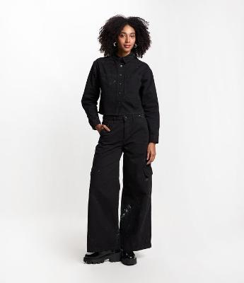 Calça Wide Leg em Sarja com Manchinhas e Bolsos Cargo