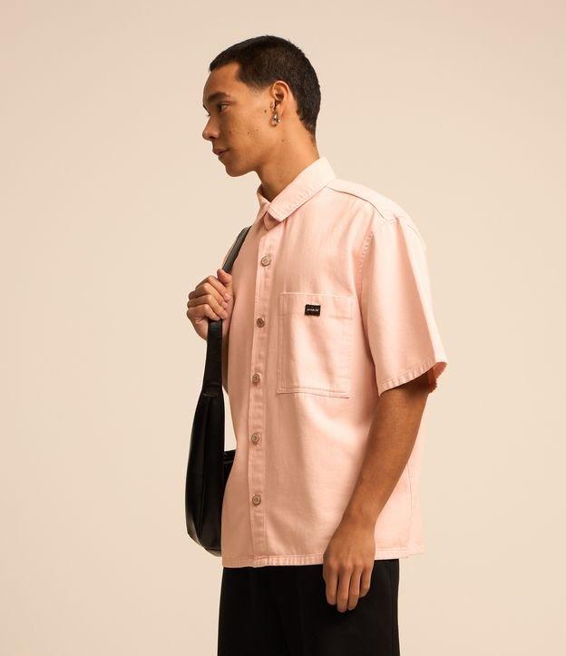 Camisa Boxy em Sarja Estonada com Bolso no Peito - 2