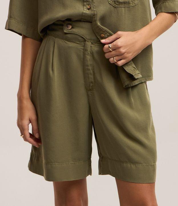 Bermuda em Sarja com Abertura de Botão no Cós e Pregas - 1