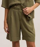 Bermuda em Sarja com Abertura de Botão no Cós e Pregas - 1