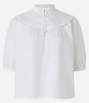 Blusa em Tricoline com Pala Arredondada e Abotoamento na Gola