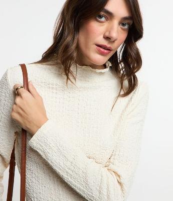 Blusa Texturizada com Gola Alta Ondulada