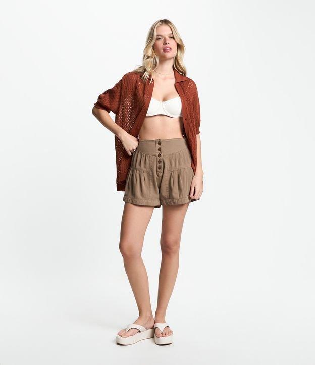 Short em Sarja Leve com Detalhes de Pregas e Abotoamento Frontal - 1