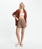 Short em Sarja Leve com Detalhes de Pregas e Abotoamento Frontal - 1