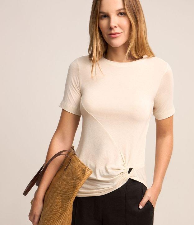 Blusa em Viscose com Detalhe Puxadinho Frontal - 1