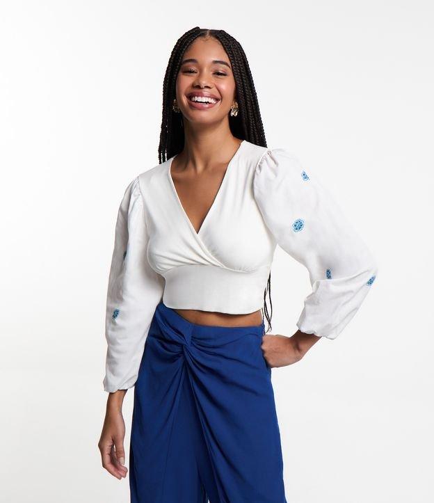Blusa Cropped Transpassado com Bordados nas Mangas - 1