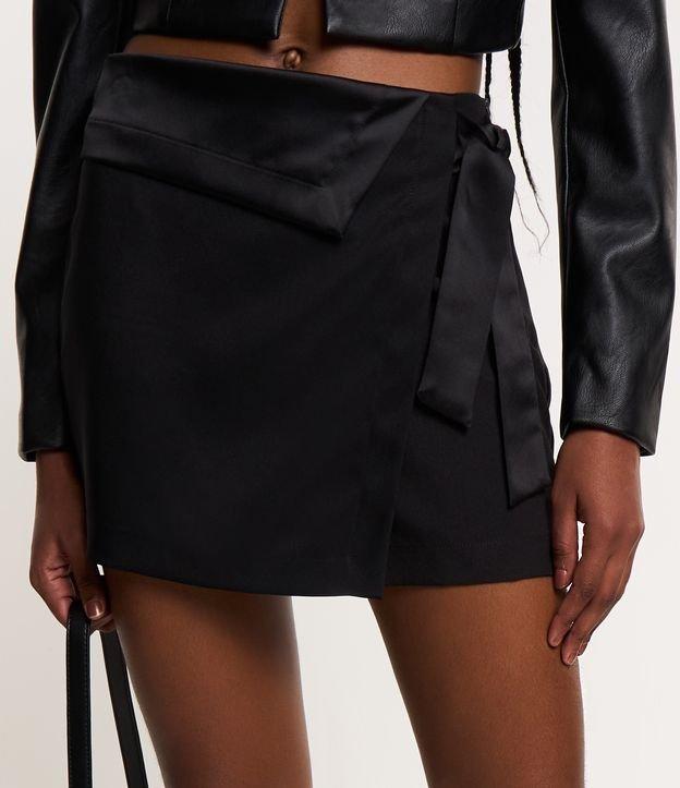 Short Saia Curto em Crepe com Pala em Cetim e Amarração - 2