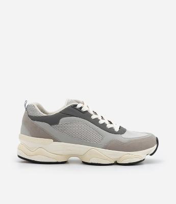 Tênis Dad Sneaker em PU com Recortes e Solado Alto