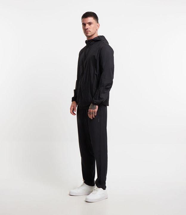 Calça Esportiva com Cós Elástico e Bolsos - 1