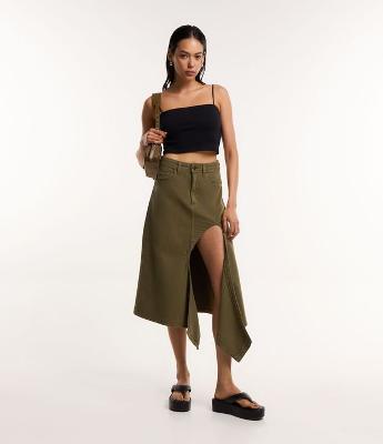 Saia Longa Jeans com Recorte Assimétrico Profundo