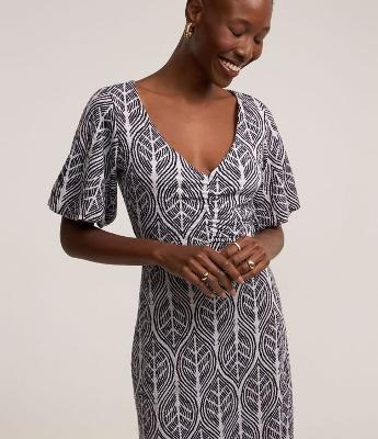 Vestido Midi com Decote V e Estampa Folhagem