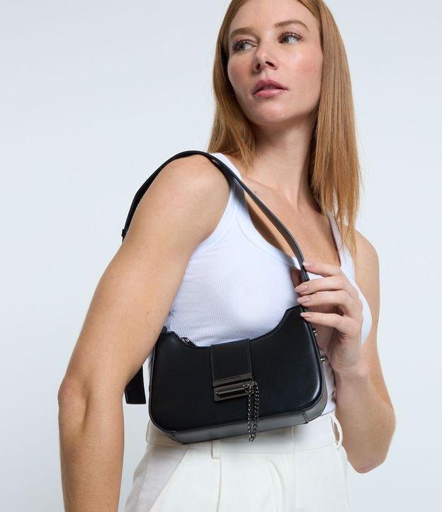 Bolsa Baguete Pequena com Lapela e Fechamento Diferenciado Metálico - 1