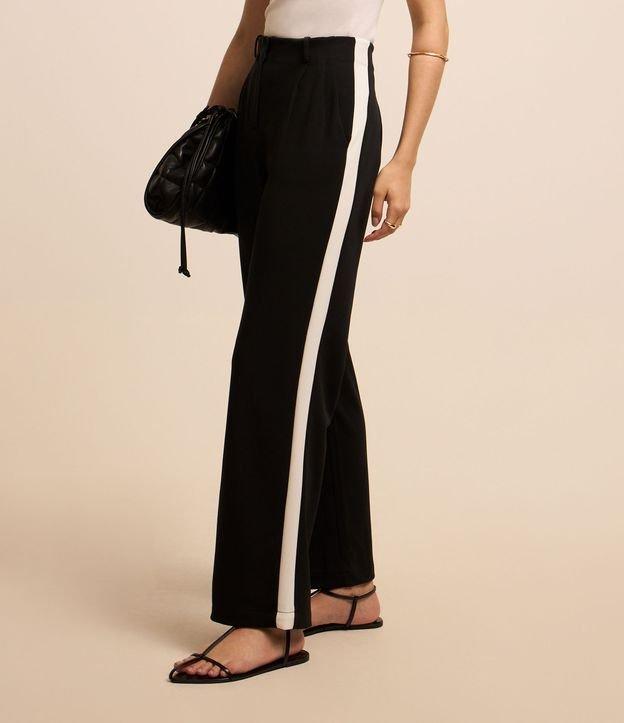 Calça Reta em Crepe com Listras Contrastante Lateral - 2