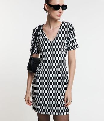 Vestido em Crepe com Zíper nas Costas e Estampa Geométrica