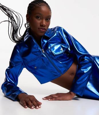 Jaqueta Curta em PU Metalizado e Bolsos Frontais