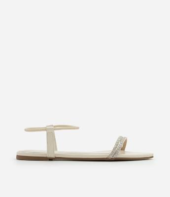 Sandália Rasteira com Bico Folha e Tiras de Strass