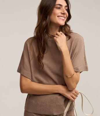 Blusa em Tecido Texturizado com Golinha Alta