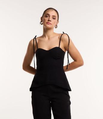 Blusa em Viscose Alfaiatada com Recortes e Amarração nas Alças