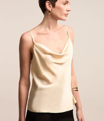 Blusa de Alcinha em Tecido Acetinado com Decote Degagê