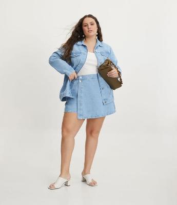 Short Saia Jeans com Botões e Transpasse Curve & Plus Size