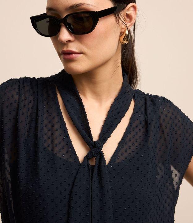 Blusa em Crepe com Laço de Chiffon na Gola e Texturas - 2