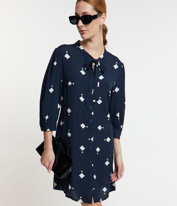 Vestido em Viscose com Abotoamento e Laço na Gola - 1