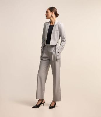 Calça Wide Leg Alfaiatada com Pregas e Passantes no Cós
