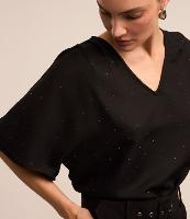 Blusa em Crepe com Detalhe no Ombro e Aplicação de Hot Fix - 2