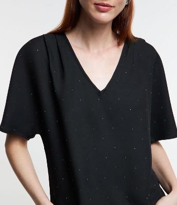 Blusa em Crepe com Detalhe no Ombro e Aplicação de Hot Fix